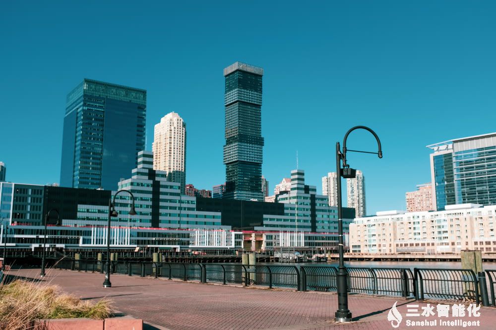 什么是智能樓宇?為什么說(shuō)能夠借助樓宇智能化系統(tǒng)做好環(huán)境監(jiān)控?(圖1) people walking on sidewalk near city buildings duri.jpg